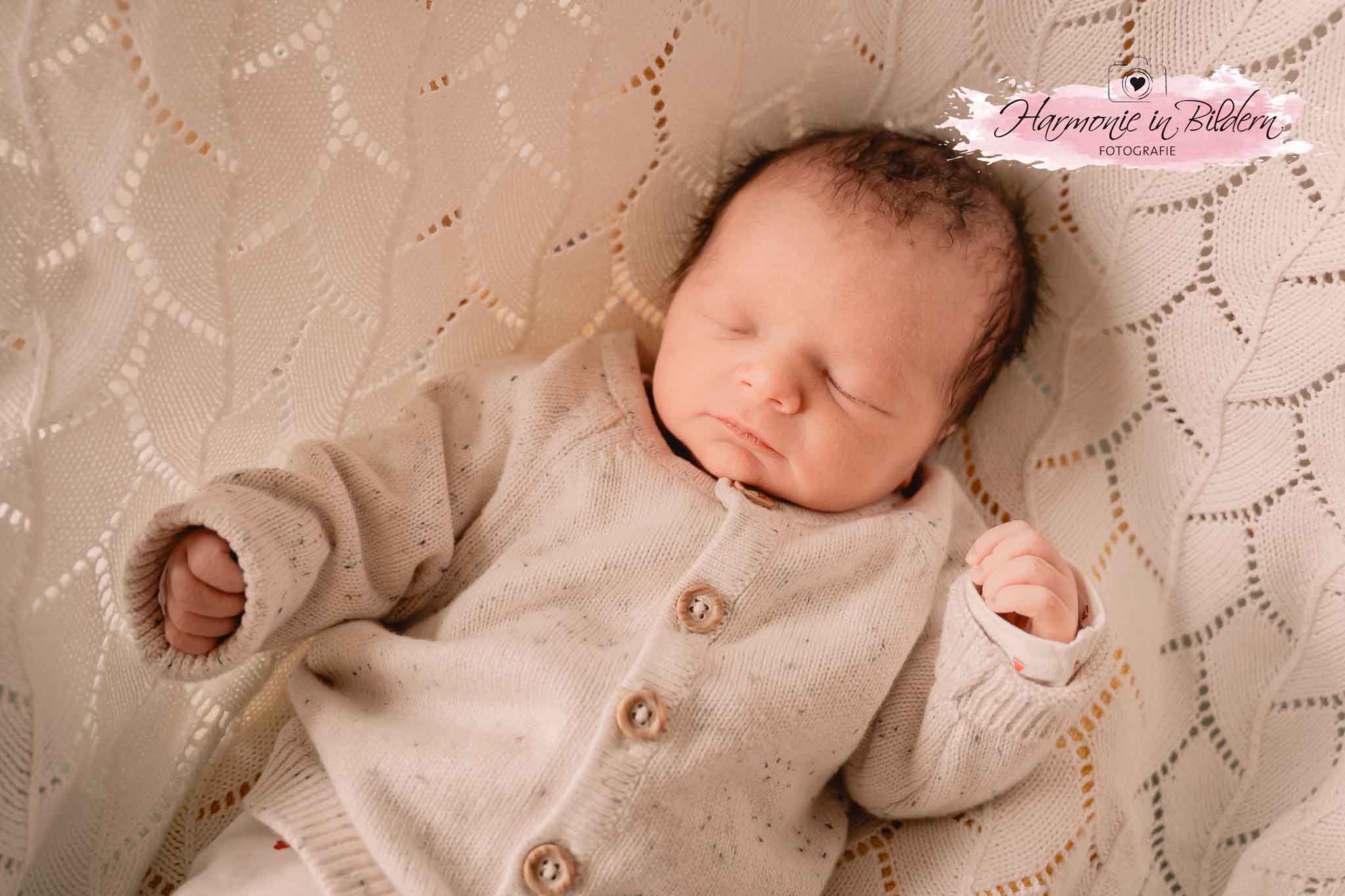 Foto eines Neugeborenen auf einer Babydecke.