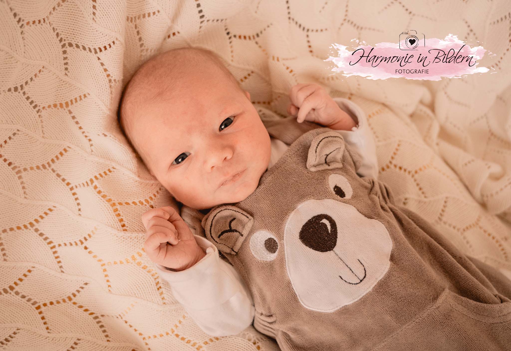 Foto eines Neugeborenen auf einer Babydecke.