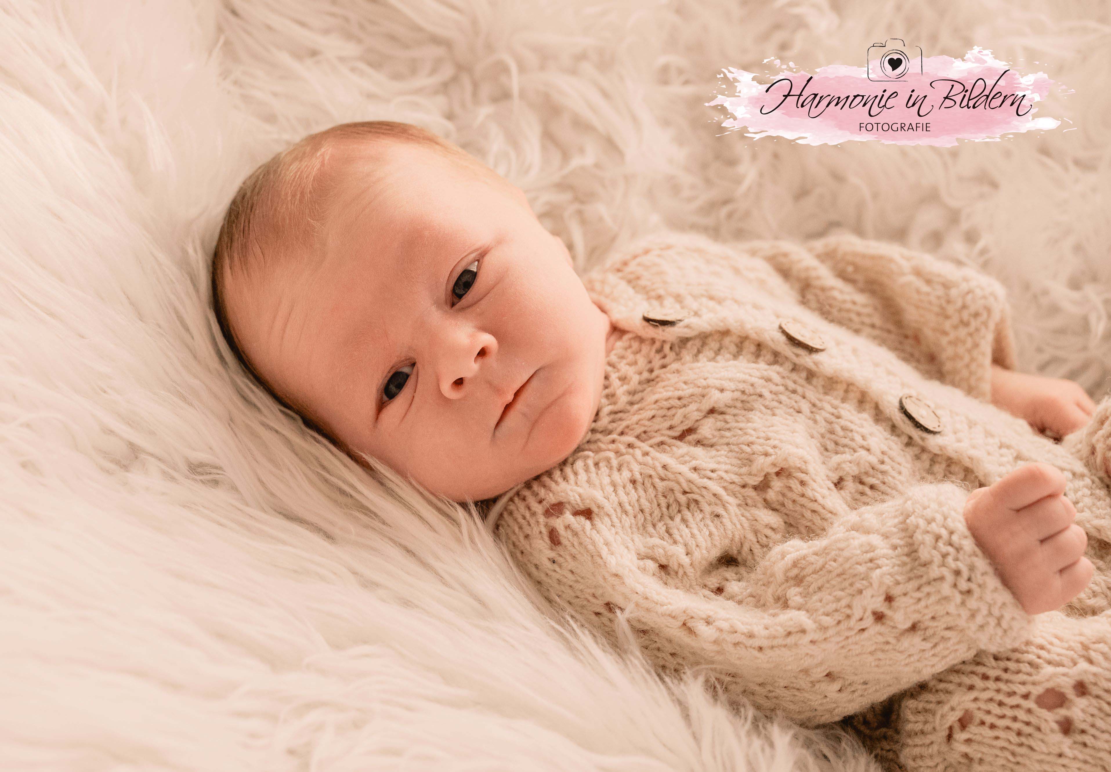 Foto eines Neugeborenen auf einer Babydecke.