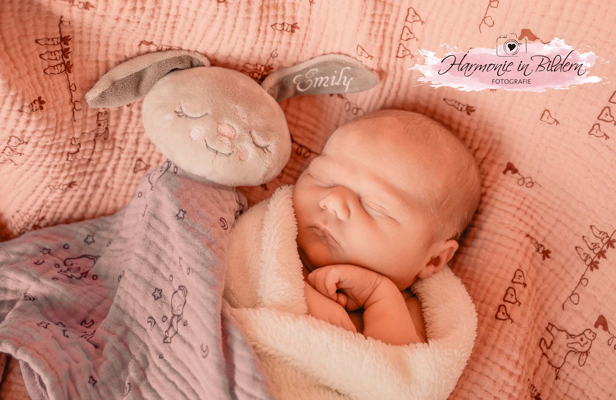 Foto eines Neugeborenen auf einer Babydecke.