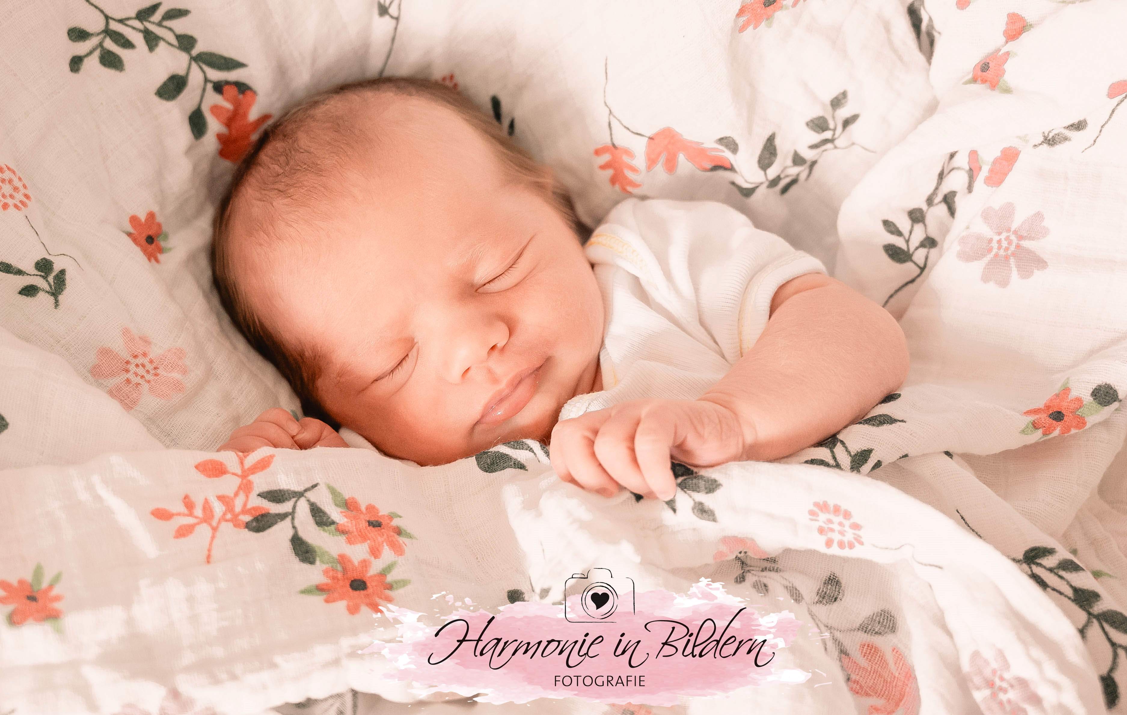 Baby,Mädchen dünnes helles Haar auf Blumendecke