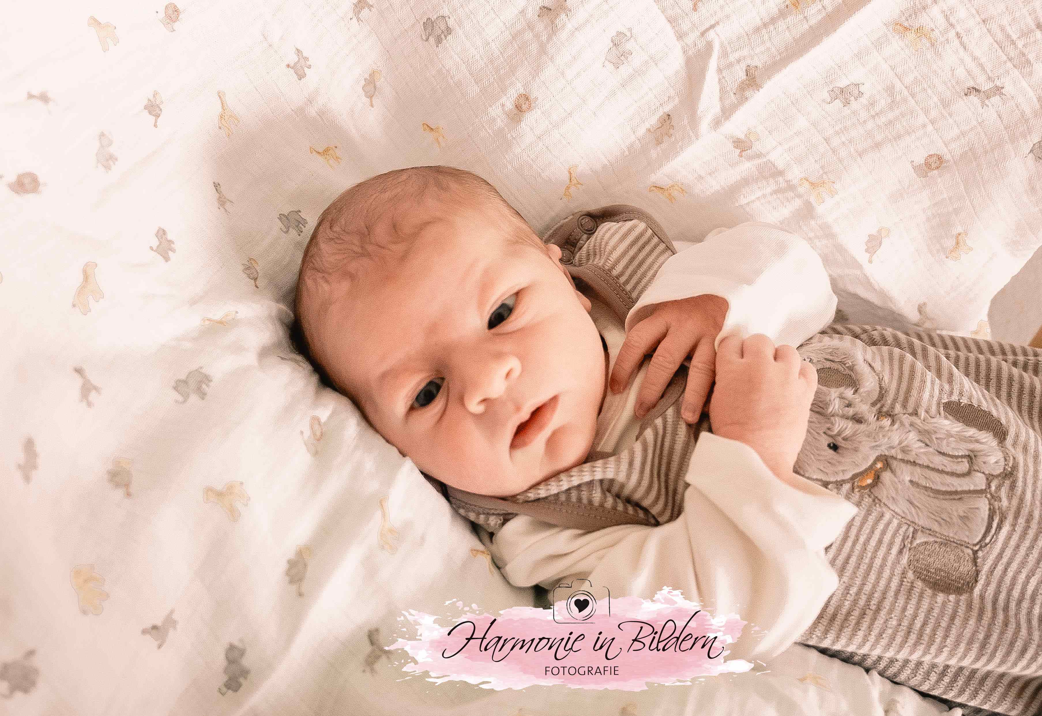 Neugeborener Junge auf Babydecke