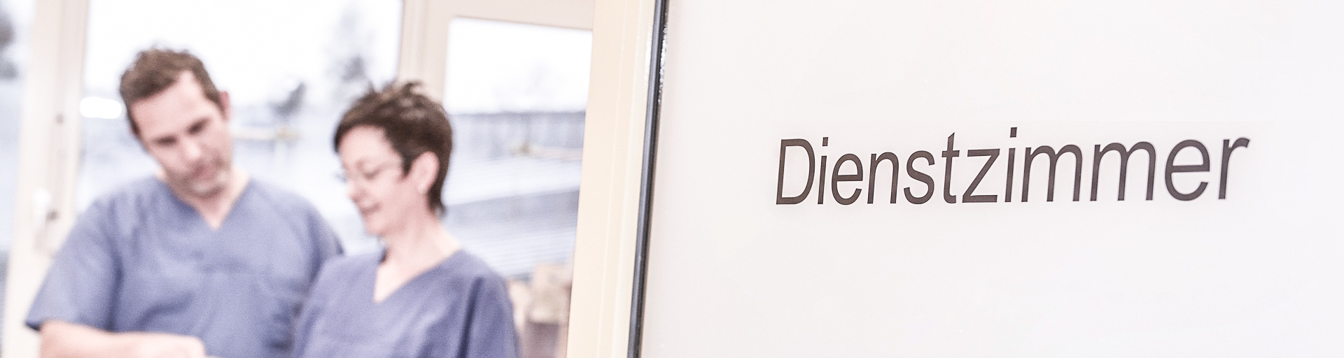 Pflegepersonal bei einer Besprechung.