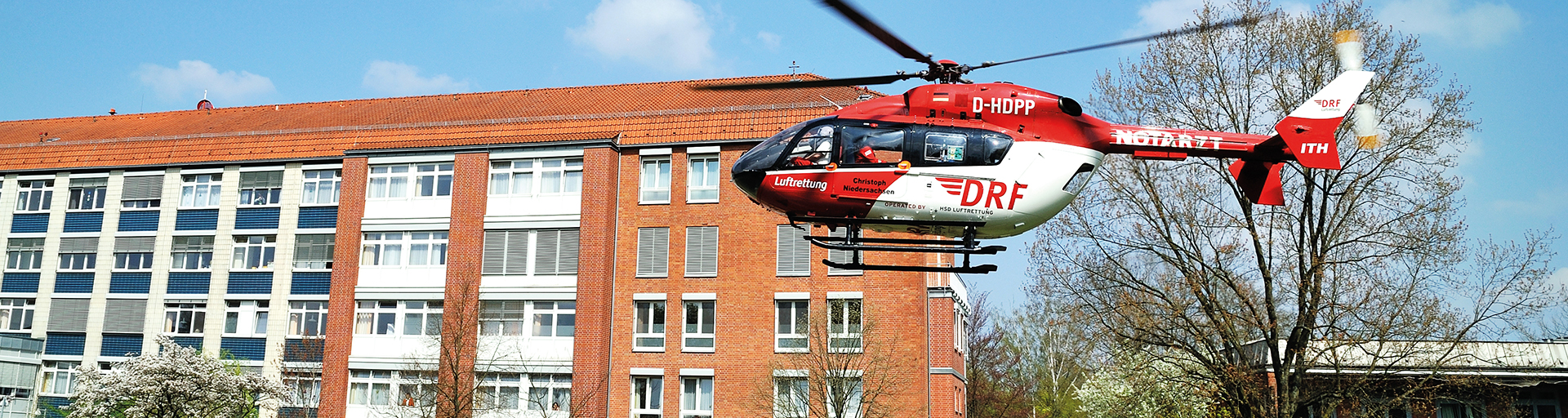 Ein Helikopter landet vor dem HKK.