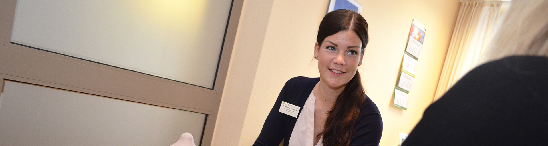 Eine Sozialdienstmitarbeiterin im Gespräch mit einer Patientin.