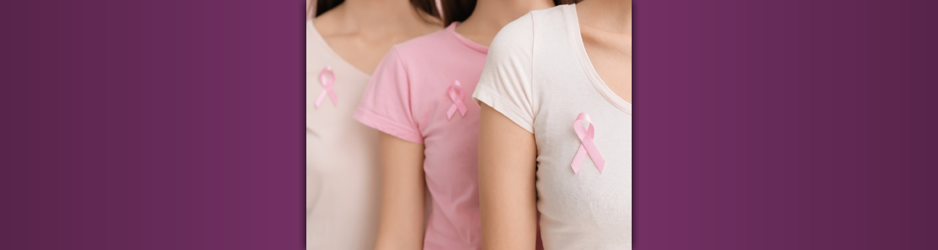 Oberkörper von Frauen, die eine pinke Schleife tragen.