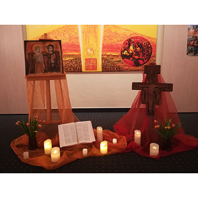 Christliche Dekoration mit Kerzen.