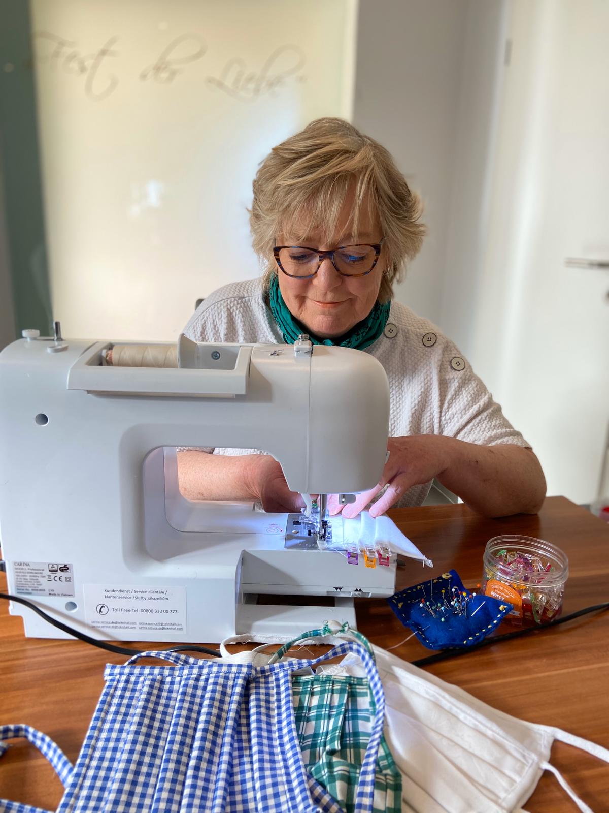 Eine Frau arbeitet an einer Nähmaschine.