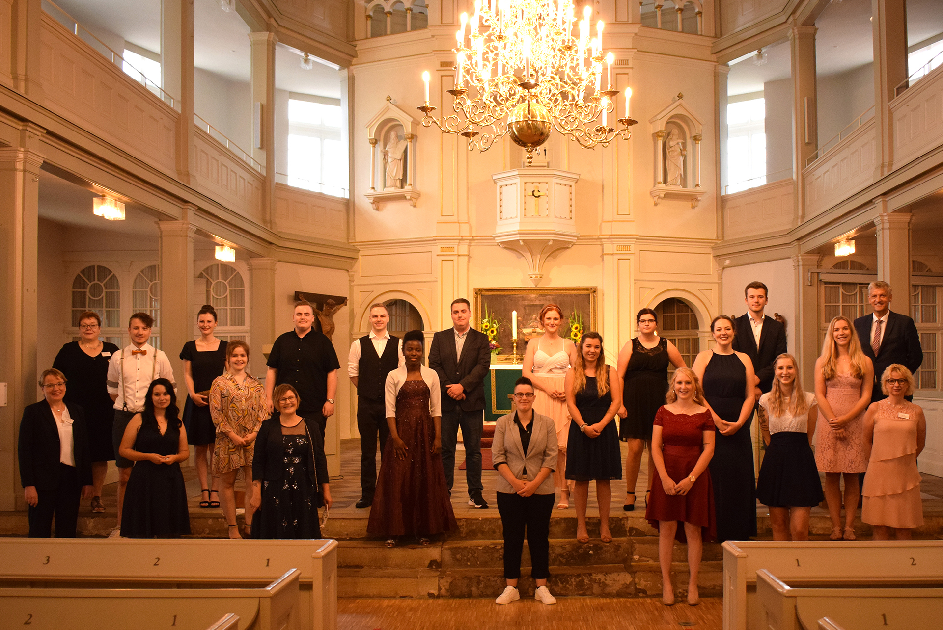 Die Absolventen in einer Kirche.