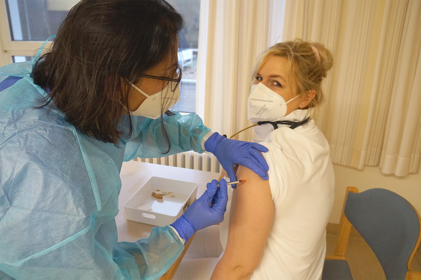 Dr. Moser lässt sich impfen.