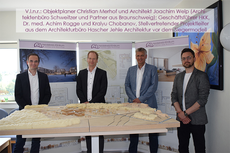 Dr. Rogge mit 3 weiteren Personen. 