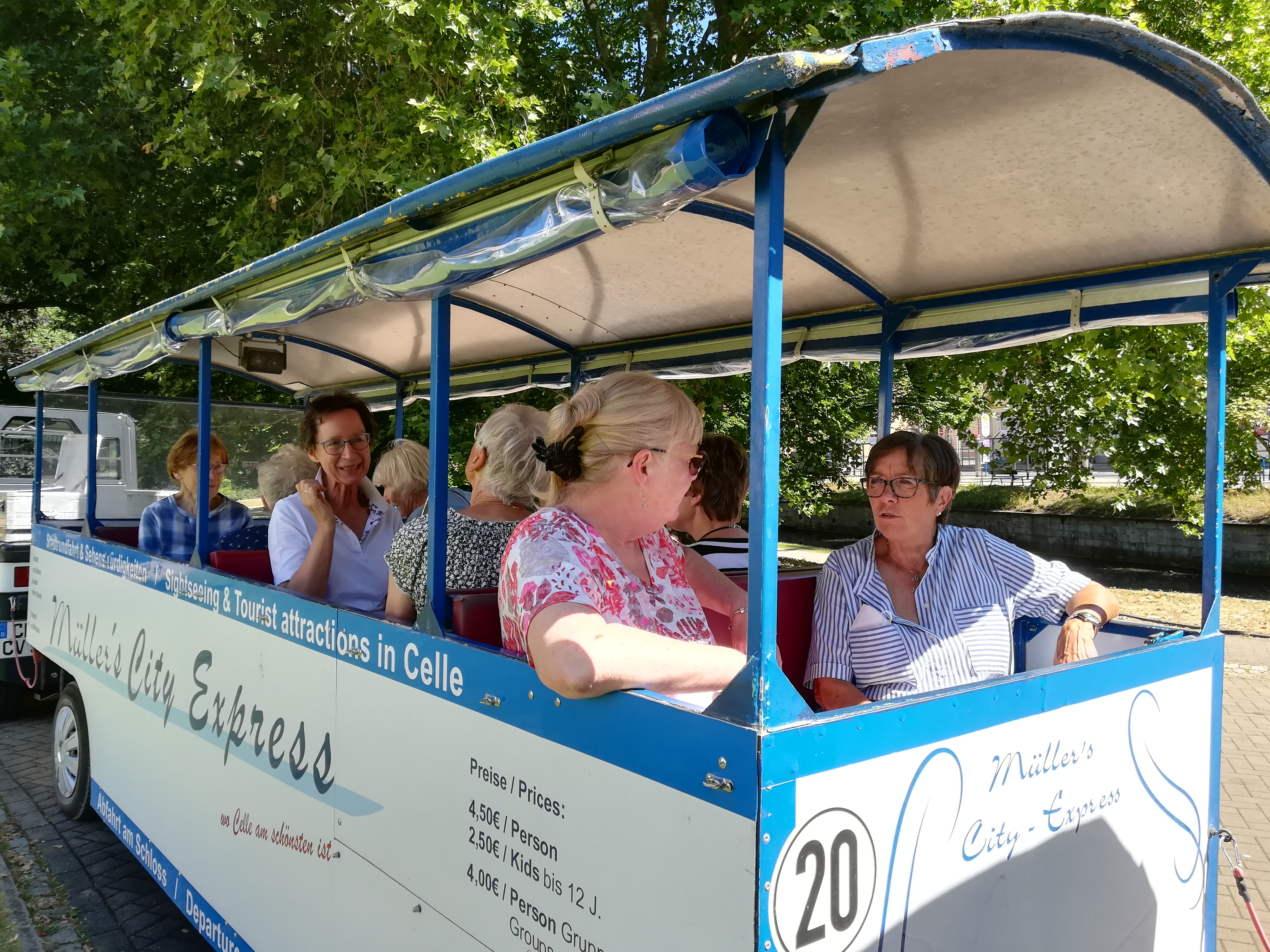 Alte Damen in einem Kutschenwagen.