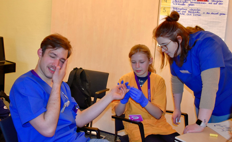 Ein Schulmädchen übt einen Verband.