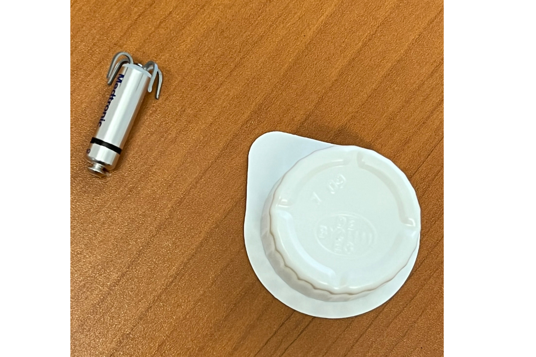 Ein Foto des Herzschrittmachers, der sehr klein und kompakt ist.