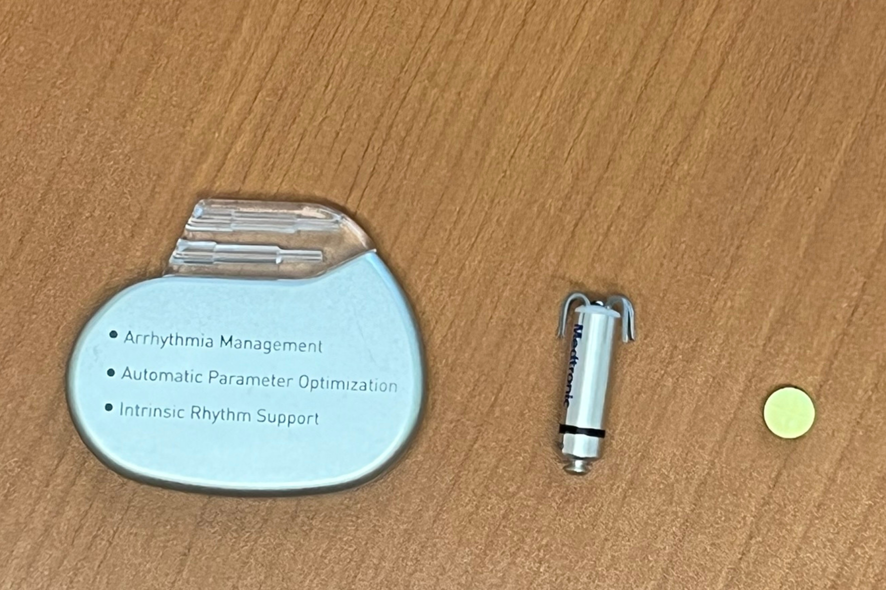 Ein Foto des Herzschrittmachers, der sehr klein und kompakt ist.