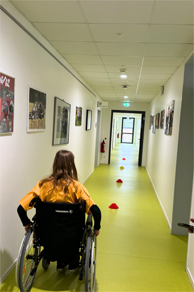 Ein Rollstuhlfahrer fährt einen Parcour.