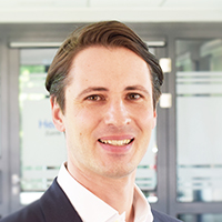 Dr. Gal: Hat dunkle leicht längere Haare und trägt keinen Bart.