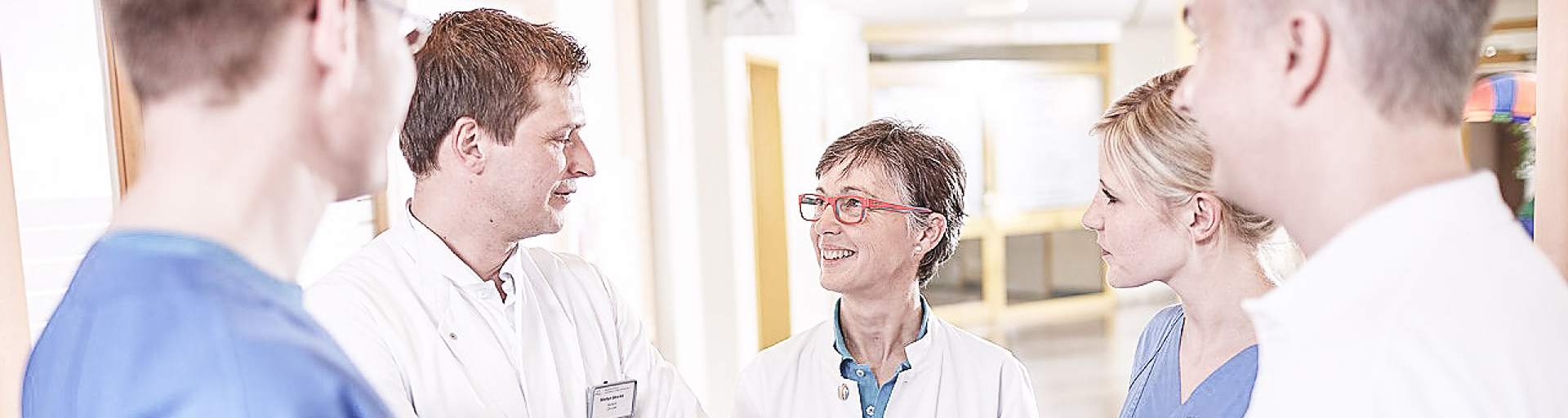 Krankenhauspersonal unterhält sich auf dem Flur