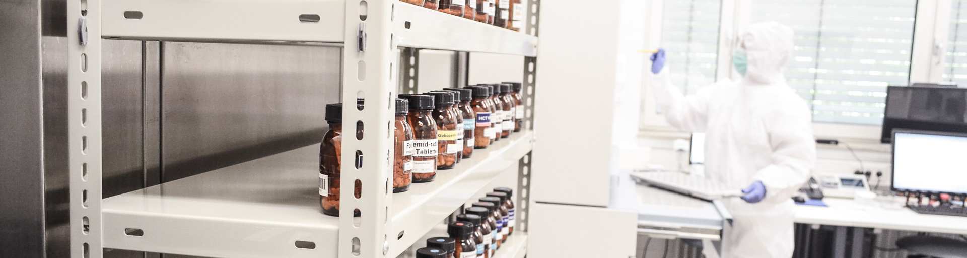 Apothekerin macht Inventur der Arzneimittel