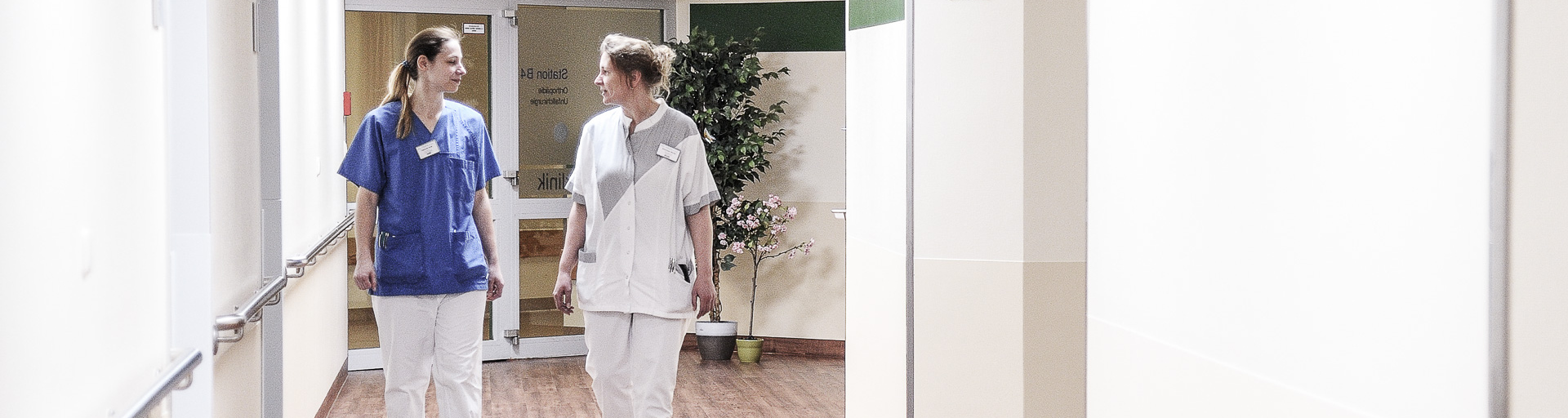 Zwei Krankenpflegerinnen auf dem Flur des Klinikums