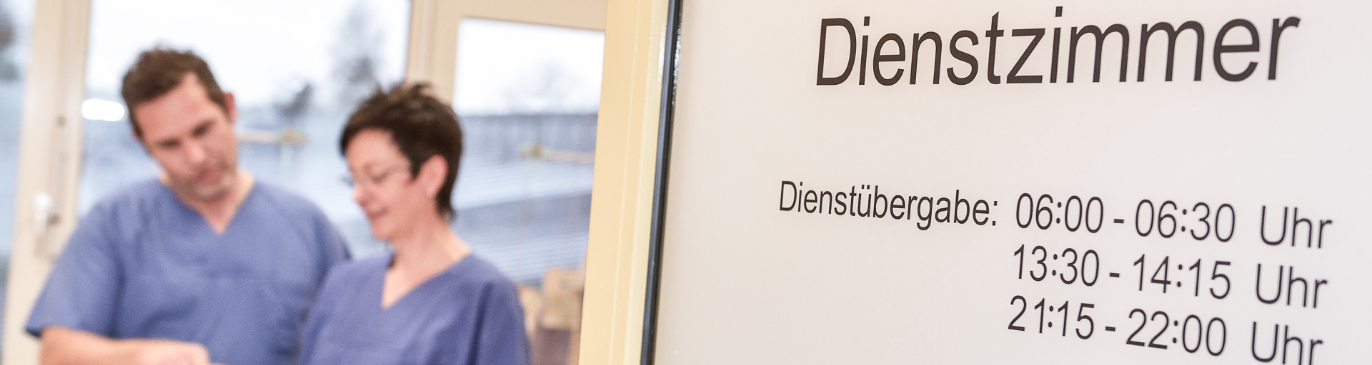Pfleger schauen auf den Dienstplan