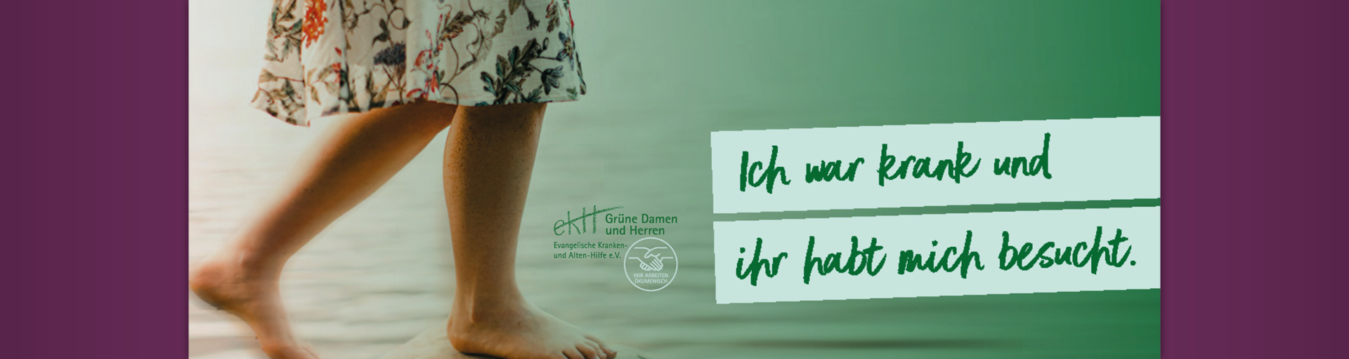 Füße eines Mädchens, die durch Sand läuft. 