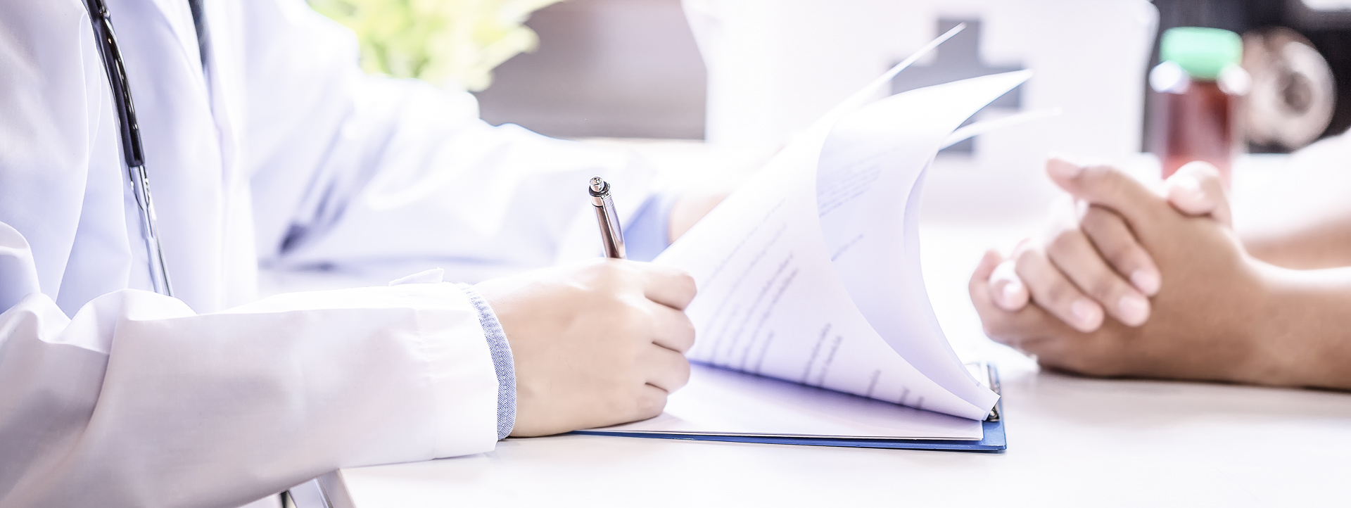 Arzt führt Aufnahmegespräch mit Patient