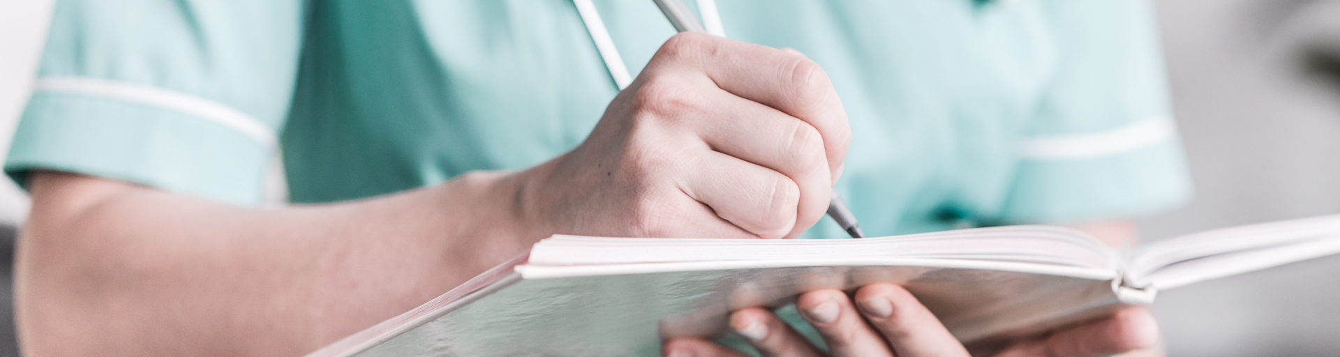 Krankenpflegerin notiert etwas in einem Heft