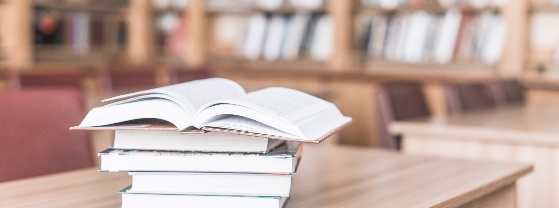 Bücher liegen in einer Bibliothek auf einem Tisch